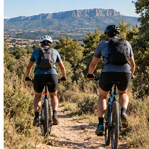 Dues persones fent una ruta en bicicleta pel territori